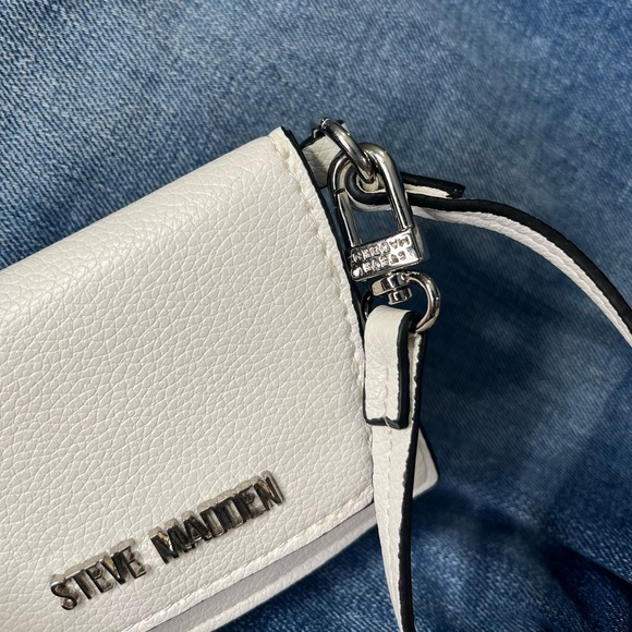 STEVE MADDEN Credit Card/ID Wallet with Wrist Strap White-OS - Picture 3 of 7